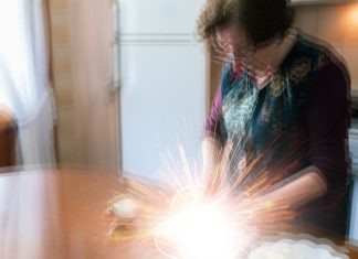 Divide un átomo sin querer al picar cebolla y causa una explosión nuclear en su cocina