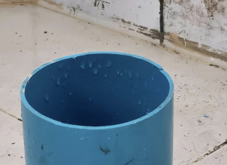 “Y aquí el baño”, dice el comercial de la inmobiliaria señalando un cubo