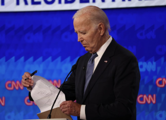 «No entiendo mi letra», «fin de la cita» y otras frases del debate presidencial que confirman que Biden acusa la edad