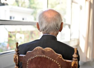 Un tal Hans Neumann, un anciano centenario de origen alemán residente en Buenos Aires, pide regresar urgentemente a Europa