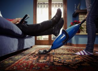 Un señor considera que levantar los pies mientras su mujer pasa la aspiradora es repartirse las tareas del hogar