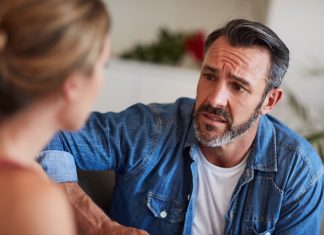“Intento hablarte y siempre estás como ausente”, le dice un empleado de Seur a su pareja