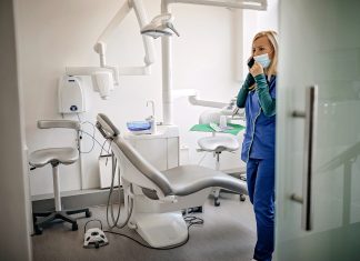 Se levanta de la silla del dentista entre gritos de dolor porque empieza a sonar Coldplay en el hilo musical