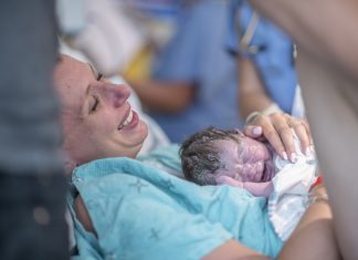 “Si es que nos invaden, macho”, dice un hombre al ver nacer a su hijo