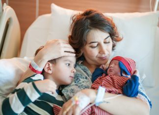 Un niño que nació para salvar un matrimonio asiste frustrado al nacimiento del hermano que lo va a destruir