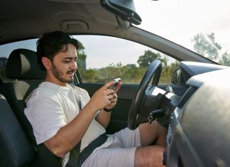 Un hombre que ha olvidado poner el freno de mano, convencido de que se ha comprado un coche que conduce solo