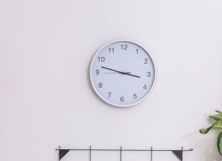Un reloj, tan roto que da la hora bien tres veces al día