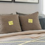 Todas las camas del Airbnb tienen un post-it que avisa de que está terminantemente prohibido usarlas