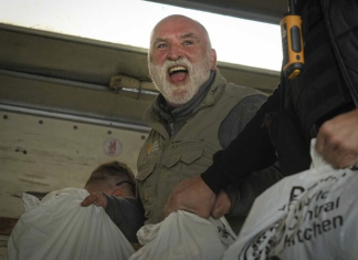 «No cocino tan mal», se queja un soltero después de que el chef José Andrés haya instalado un campamento humanitario en su salón