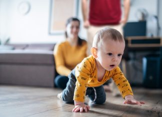 El instinto natural de huir de la familia, factor clave para que los bebés aprendan a gatear