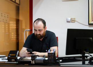 Este es el funcionario que tenía que convocar las 40.000 nuevas plazas de empleo público anunciadas por el Gobierno y que quedarán en suspenso dos años porque él estará de vacaciones, baja y permisos varios hasta diciembre de 2026