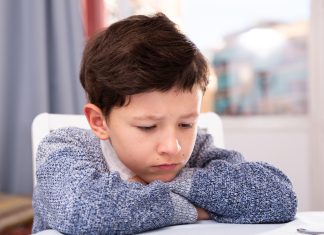 Un niño descubre con gran decepción que la nave en la que trabaja su padre es industrial