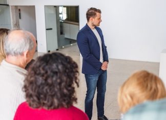 Rendido, el comisario de una exposición del Reina Sofía se limita a comentar cada cuadro diciendo «café para muy cafeteros»