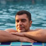 Le multan por orinar en una piscina y responde que la piscina es suya porque la ha marcado