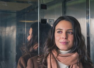 Una mujer enamorada no puede evitar sentir que la música de ascensor que está escuchando habla de ella, pese a que no tiene letra