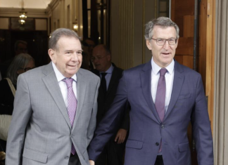 Edmundo González reivindica a Feijóo como «presidente electo de España» tras reunirse con él en el Congreso