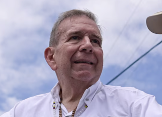 El opositor Edmundo González vuelve a su país a las dos horas tras leer Ok Diario y descubrir que España está mucho peor que Venezuela