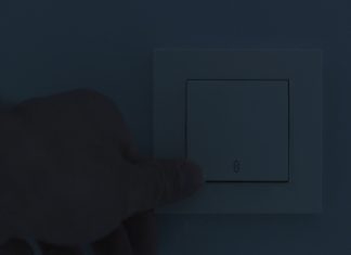 Un hombre a oscuras se juega el todo por el todo al pulsar un interruptor sin saber si es de la luz o de un timbre