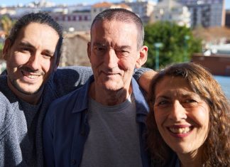 Un marido infiel queda con los padres de su amante en un motel de carretera para poder tener una comida familiar tranquila