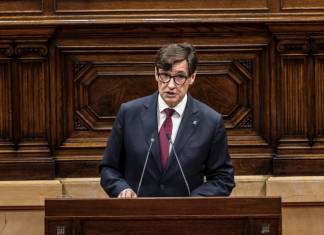 Salvador Illa comparece por sorpresa en el Parlament de Cataluña y declara la unidad de España durante ocho segundos