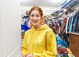 Una chica con mala suerte en el amor se hace rica con su negocio de sudaderas de segunda mano