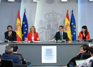 Hacer carrera política, presentarse a unas elecciones generales y ser presidente del gobierno, es la forma más sencilla que tienen los españoles de acceder a secretos oficiales y saber quién organizó el 23-F