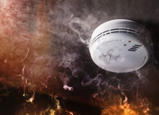 Suena la alarma de incendios y le da a posponer