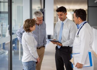 Los seguros médicos recuerdan a sus clientes que sus pólizas no cubren enfermedades
