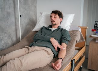 Un daltónico descubre que lleva años donando sangre a Cruz Verde