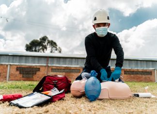 Un hombre muy inseguro acude a un curso de primeros, segundos y terceros auxilios