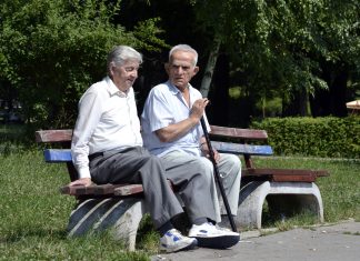 Dos ancianos pasan la mañana sentados en un banco dándose la razón