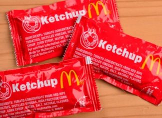 Que McDonalds y Burger King retiren sus sobrecitos de ketchup podría dejar a miles de jóvenes sin su única fuente de ingresos