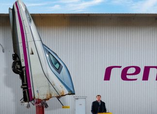Óscar Puente posa con la cabeza de un tren que ha decapitado él mismo para demostrar a la ciudadanía que no teme a “esas bestias”