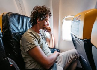 Consumo sanciona a cinco aerolíneas por desafiar las leyes de Dios y permitir a los hombres volar como pájaros