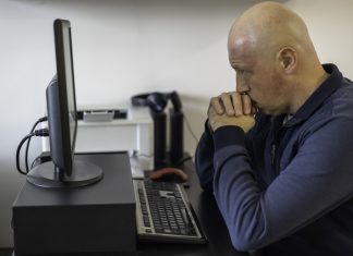 Persona que en absoluto es nazi se ofende por una publicación en contra del nazismo