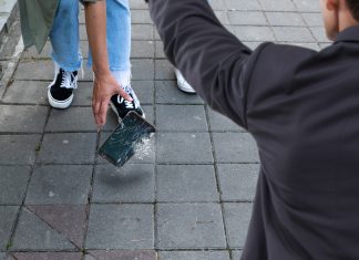 Los fabricantes de tecnología renuncian a la obsolescencia programada y directamente te cogerán el móvil y te lo tirarán al suelo