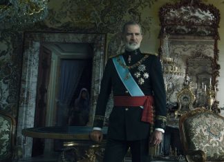 Consternación en la Casa Real al comprobar que Ramón “El Ignoto”, el brujo de palacio, se coló por accidente en la foto de Anne Leibovitz