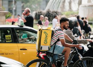 Glovo anuncia que sus repartidores tendrán derecho a disfrutar de vacaciones pagadas mientras el semáforo esté en rojo