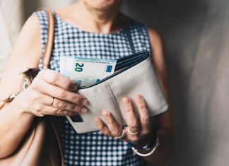 Un billetero empieza a sospechar que su dueña solo está con él por el dinero