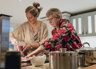 Las mujeres españolas creen que los hombres ya son suficientemente mayores como para decirles que Papá Noel no existe y que las que cocinan las comidas y las cenas de Navidad son ellas
