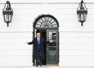 Trump no entiende por qué la Casa Blanca sigue oliendo “a viejo” si Biden ya se fue hace unos días