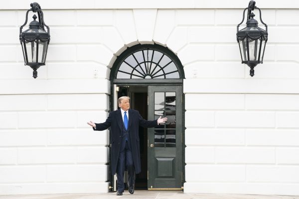 Trump no entiende por qué la Casa Blanca sigue oliendo “a viejo” si Biden ya se fue hace unos días