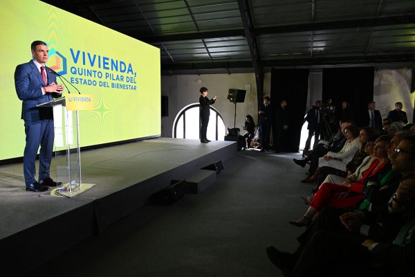 Sánchez admite que por “vivienda pública” se refiere a la calle