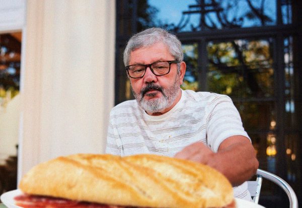 Un hombre que ha tomado la decisión de escuchar a su cuerpo lleva ya cinco bocadillos de jamón en una mañana