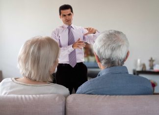 Un ejecutivo de 40 años informa a sus padres, con los que vive, de que mañana tiene que llevar una cartulina al Consejo de Administración