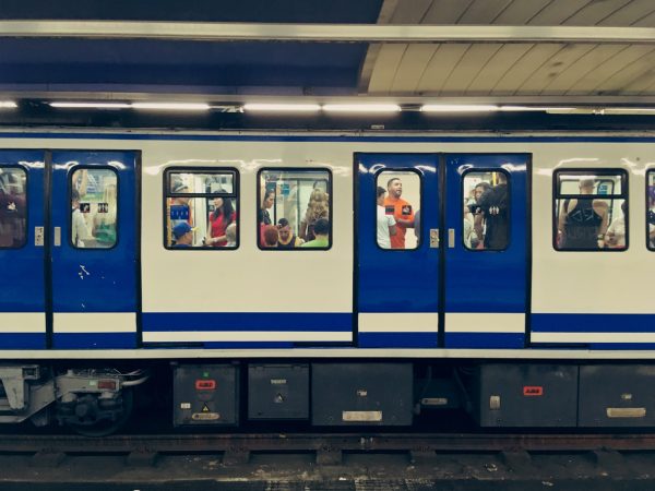 «Próxima estación Antón Martín, donde besé a Marisa por primera vez», dice la megafonía del metro, decidida a abrir por primera vez su corazón