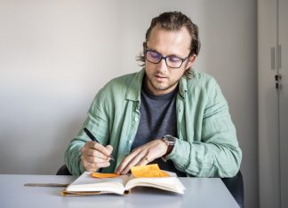 Un guionista, muy preocupado ante la posibilidad de que sus ideas de mierda contribuyan a entorpecer el avance de la IA