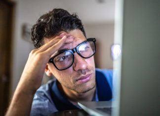 Millones de personas, incapaces de navegar por internet después de que los «captchas» hayan sustituido las fotos de los semáforos por fotos de saludos nazis