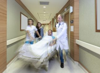 Un paciente que no deja de mejorar acaba subiendo de la UCI a planta y de planta a la azotea del hospital