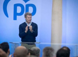 Carlos Mazón, ilocalizable durante la larga ovación que le dedicaron los barones del PP en la cumbre de este fin de semana